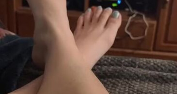 Snowpriness Onlyfans Chilling With Netflix Tonight What About You